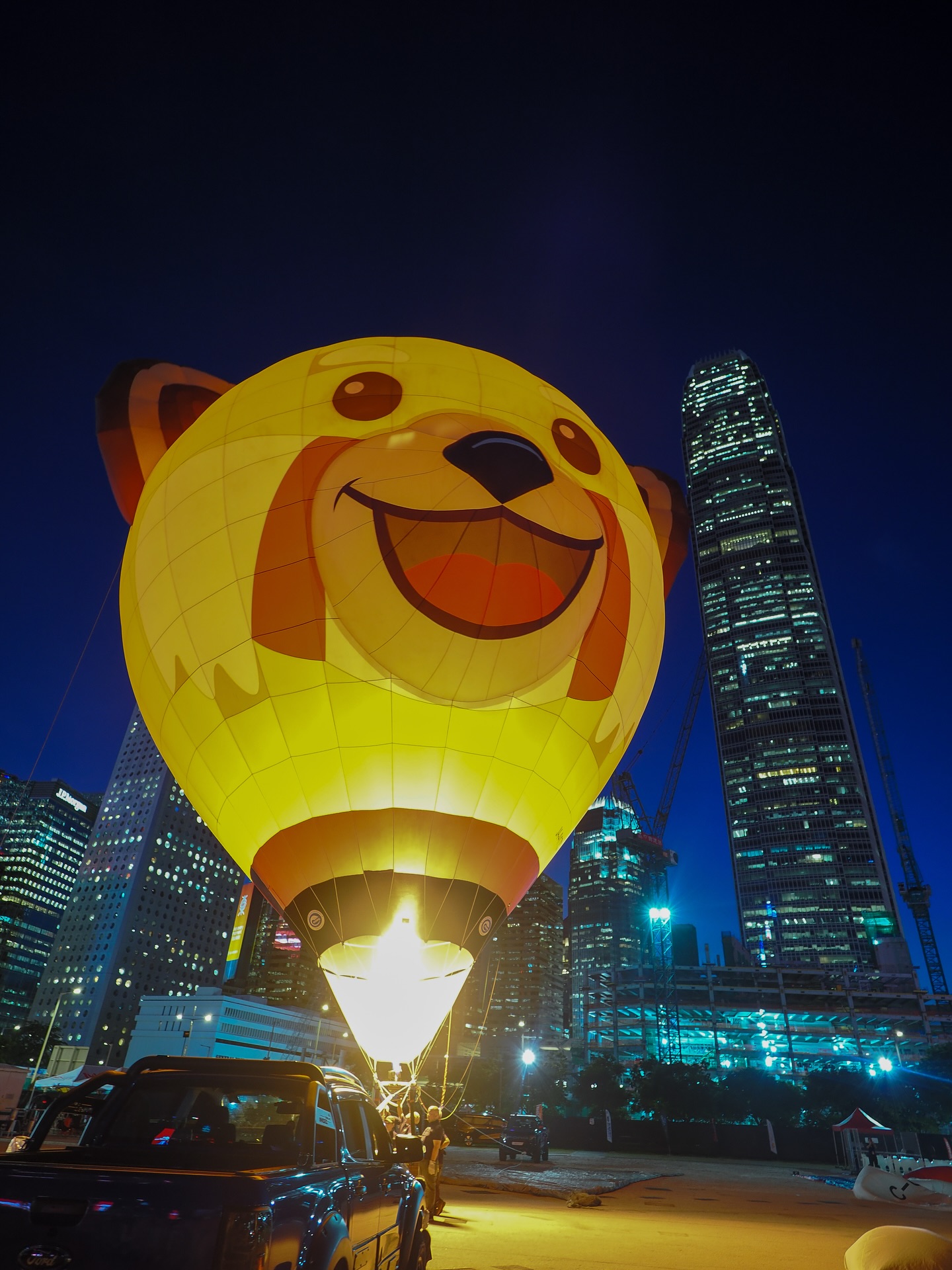 Another night view of the ill fated AIA Hot Air Balloon Festival in Central, Hong Kong. IFC looms in the background. hongkong hk hkig hotairballoons hotairballoonfestival icc aiahabfest