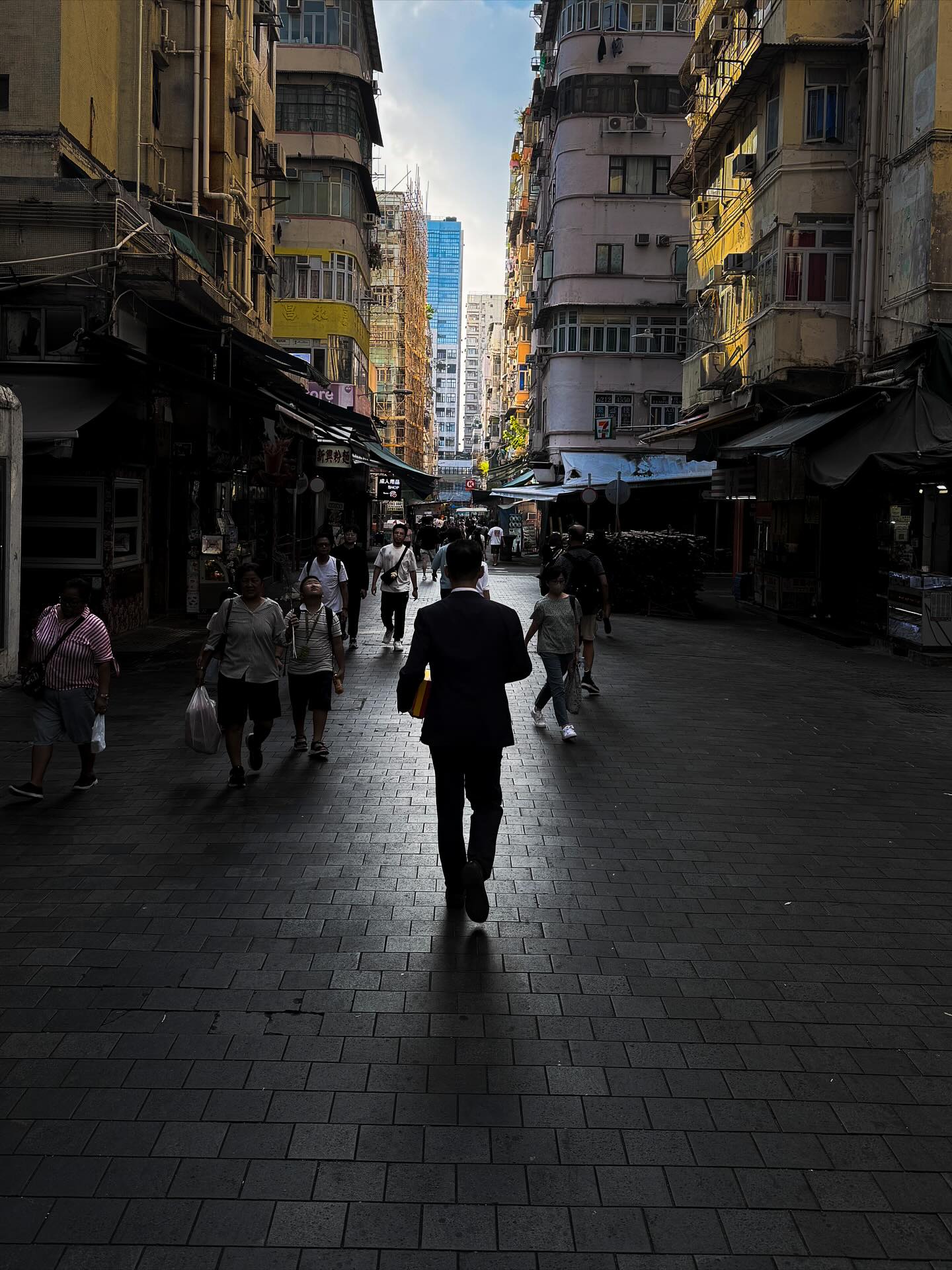Walking in light. Yau Ma Tei. hongkong hk hkig yaumatei urbanvalley urban