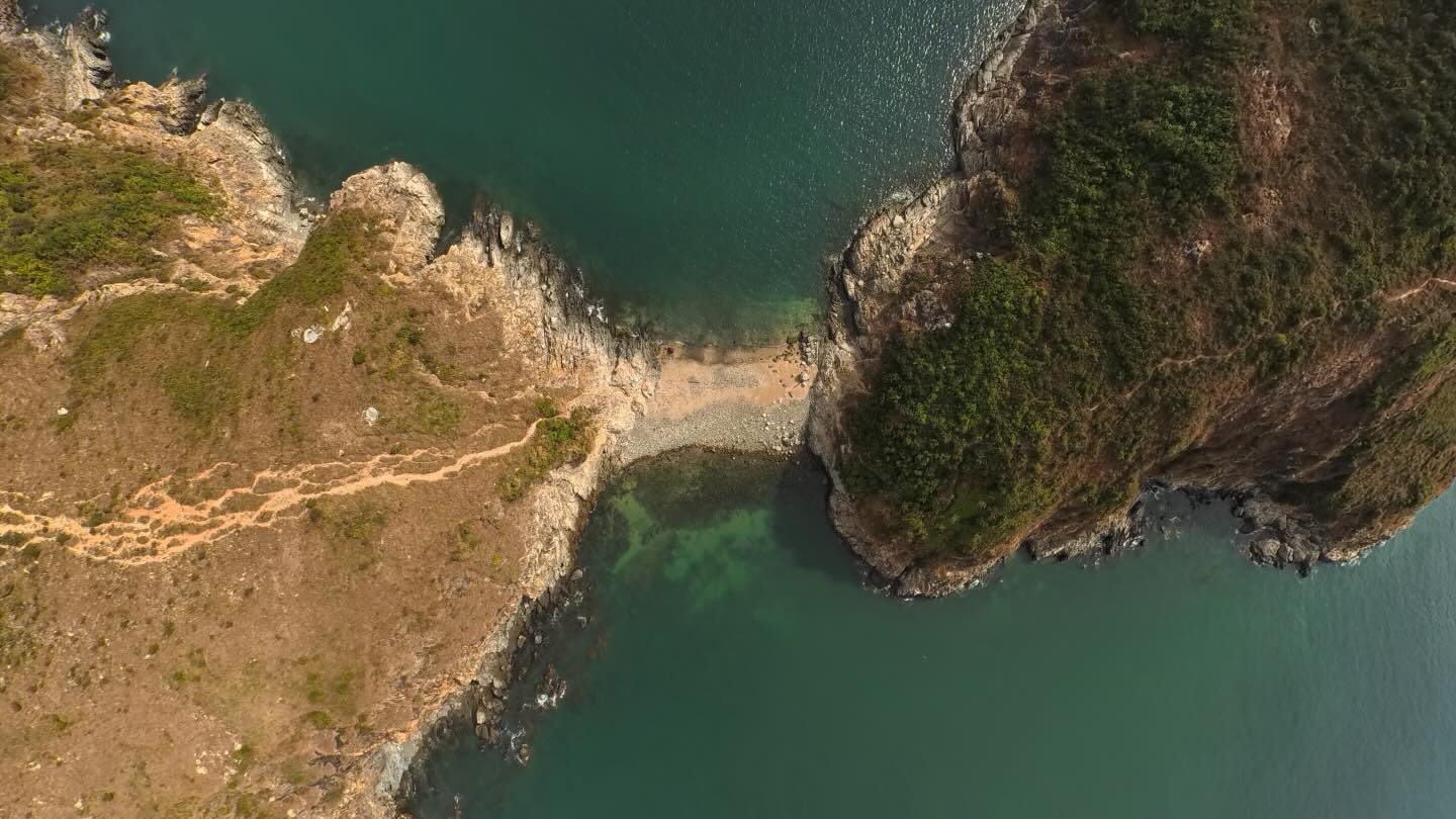 Ap Lei Chau is connected to Ap Lei Pai via a Tombolo. This is not a simple hike and gets very scrabbly and steep. However it’s very accessible by a simple trip to MTR Lei Tung station Exit B. hongkong hkig apleichau hiking apleipai