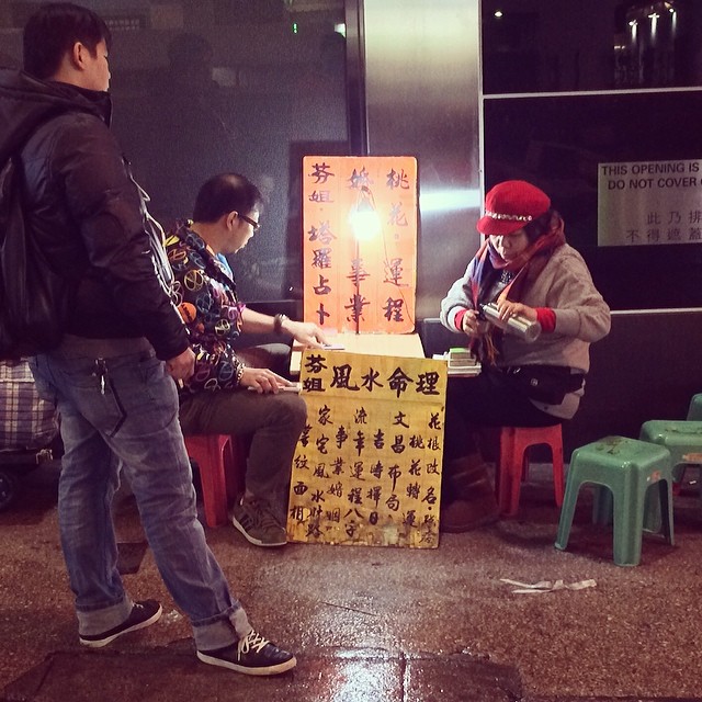 street fortunetelling on a cold, rainy night. Is this what they call coldreading? Heh